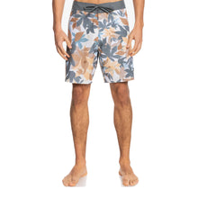 Load image into Gallery viewer, Quiksilver Hsendlesstrip18 Men's Boardshort 18"