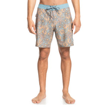 Load image into Gallery viewer, Quiksilver Hsendlesstrip18 Men's Boardshort 18"