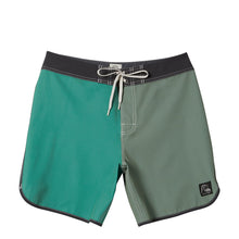 Load image into Gallery viewer, Original Scallop Jester 18 Men's Boardshort 18"