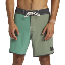 Load image into Gallery viewer, Original Scallop Jester 18 Men's Boardshort 18"
