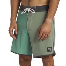 Load image into Gallery viewer, Original Scallop Jester 18 Men's Boardshort 18"